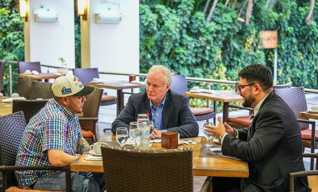 Kilmar Ábrego García (izq.), el migrante salvadoreño que fue expulsado de Estados Unidos, con el senador demócrata Chris Van Hollen (centro).