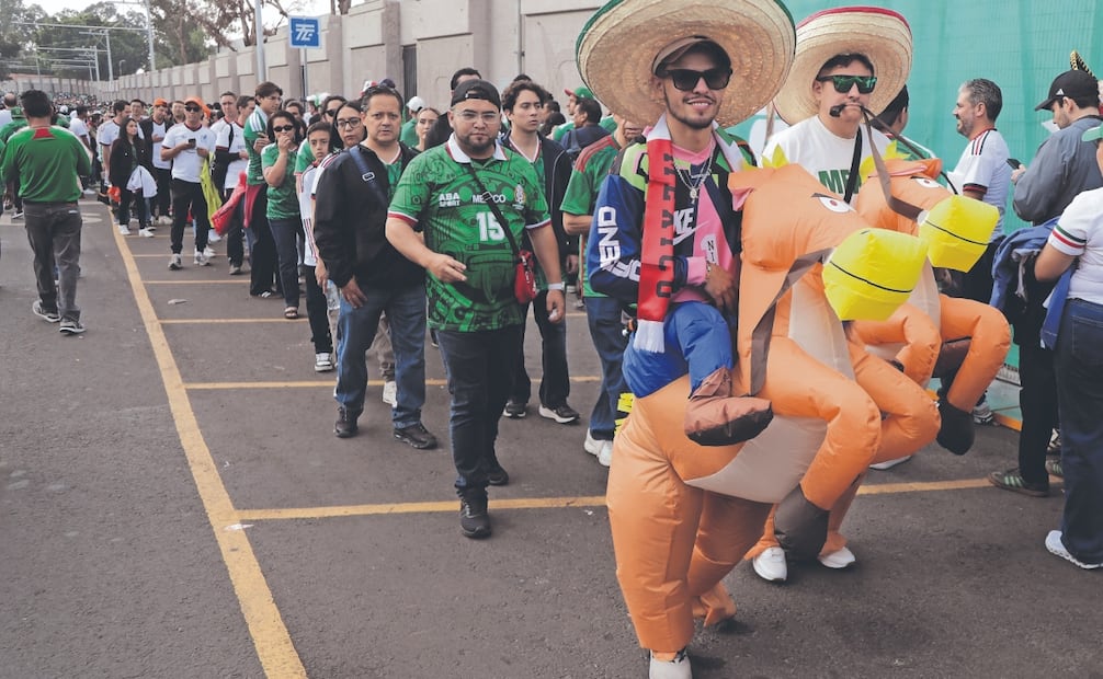 En la fila para ingresar al estadio se observaron llamativos disfraces inflables que dieron color al juego. Foto: Carlos Mejía/ EL UNIVERSAL