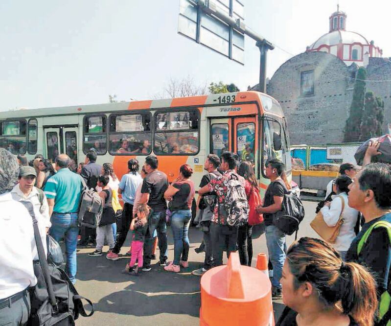 El Metro ofreció servicio provisional en la Línea 2, de Tacuba a Tasqueña, y de Cuatro Caminos a Tacuba se brindó servicio en camiones de RTP. Foto: ESPECIAL