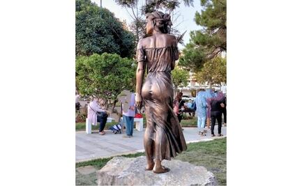 Escultura causa polémica en Italia por sexismo; artista defiende su obra