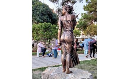 Escultura causa polémica en Italia por sexismo; artista defiende su obra