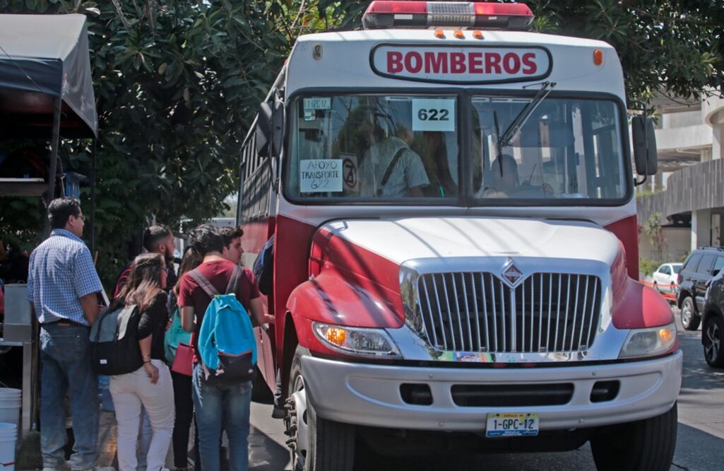 Unidades de transporte de la Policía Vial, Bomberos, Fiscalía General, Policía de Guadalajara entre otros ofrecieron apoyo a la ciudadanía para transportarlos a sus destinos. Foto: Cuartoscuro.com