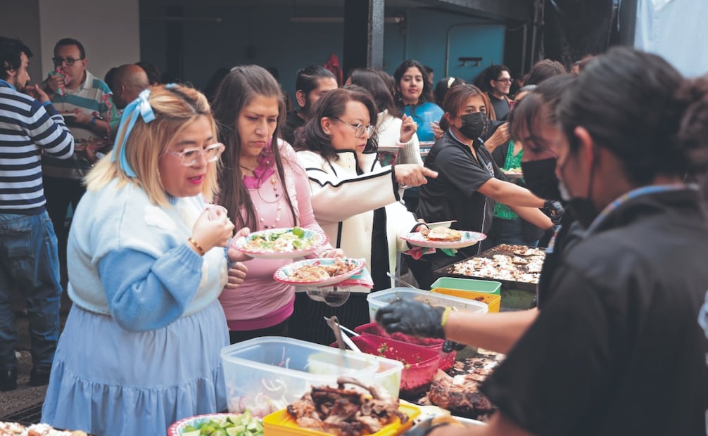 El Licenciado Juan Francisco Ealy Ortiz, Presidente Ejecutivo y del Consejo de Administración de EL UNIVERSAL, convivió con empleados de esta casa editorial. Fotos: de Juan Boites. El Universal
