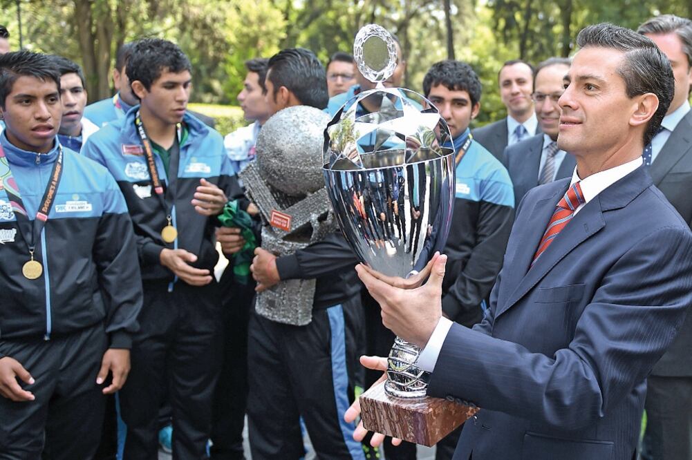 El presidente también convivió en la Residencia Oficial de Los Pinos con los integrantes de los equipos mexicanos femenil y varonil que resultaron campeones de la Copa Mundial de Futbol de Calle, celebrada en Ámsterdam, Holanda, del 12 al 19 de septiembre