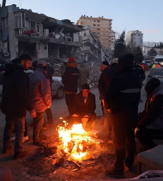 FOTOS: Desesperados, socorristas en Turquía buscan vida entre escombros