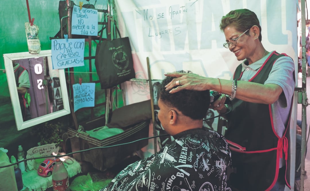 Juanita corta el cabello en un puesto semifijo ubicado en la calle Mosqueta, y asegura que tramitó su credencial como trabajadora no asalariada para laborar con tranquilidad en la vía pública. Foto: de Carlos Mejía
