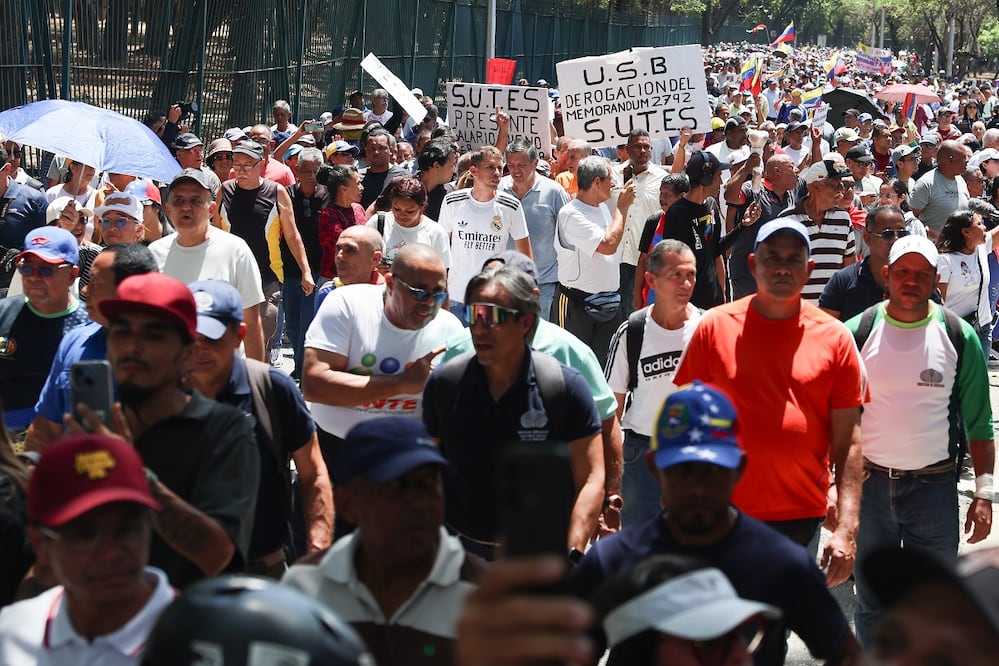 Manifestantes sostienen carteles durante una manifestación en reclamo de mejoras salariales, en Caracas. FOTO: MIGUEL GUTIÉRREZ.  EFE