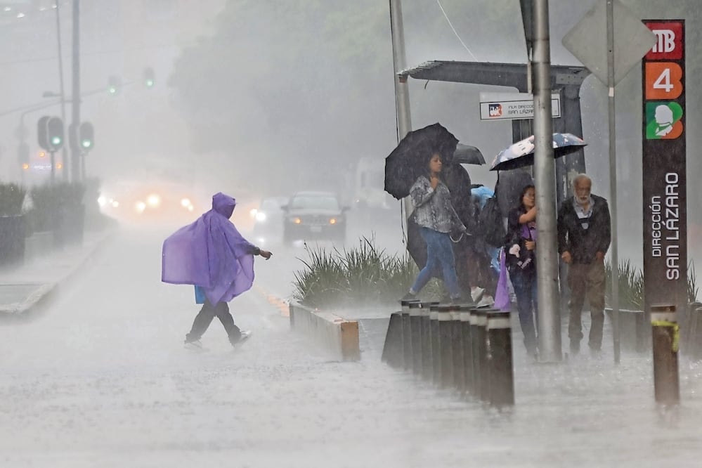 En la zona Centro, capitalinos buscaron donde resguardarse ante la intensidad de las lluvias registradas la tarde de ayer. Foto: Valente Rosas/ EL UNIVERSAL