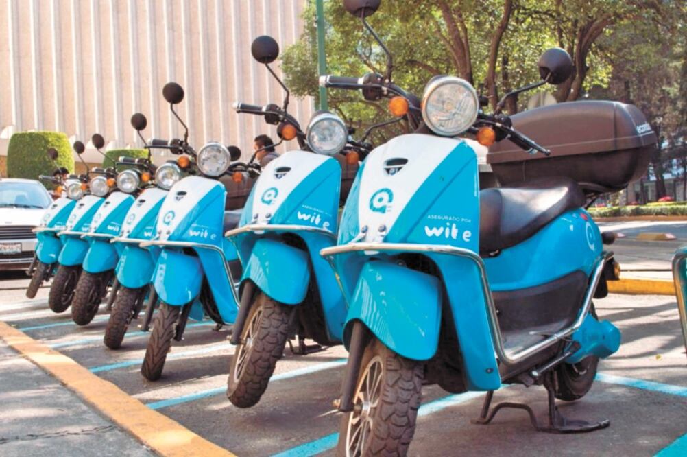 Colonos de Polanco y Granada denuncian que motonetas sin anclaje generan desorden vial y quitan espacio a peatones. Foto/ ESPECIAL