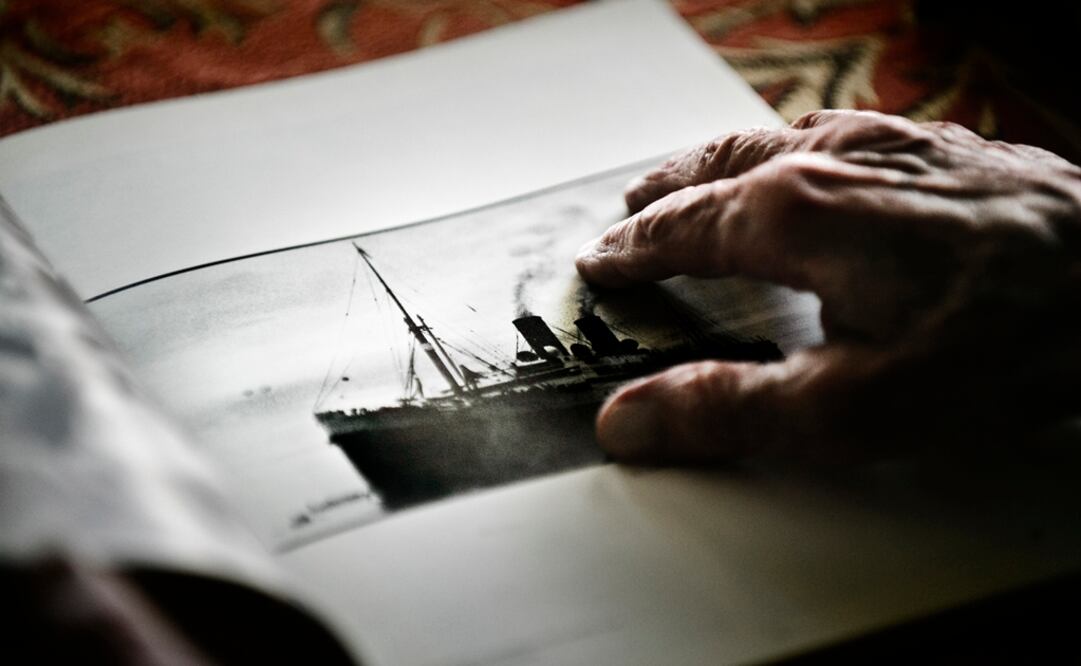Jose Maria Nadal muestra una fotografía del barco Sinaia, vehículo que transportó a exiliados españoles. Foto: Ap, Archivo