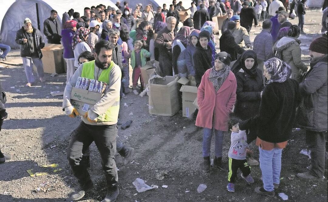 Damnificados que perdieron sus casas en el terremoto hacen fila para recibir suministros de ayuda en un campamento improvisado en Iskenderun, en el sur de Turquía. Foto: Hussein Malla/AP