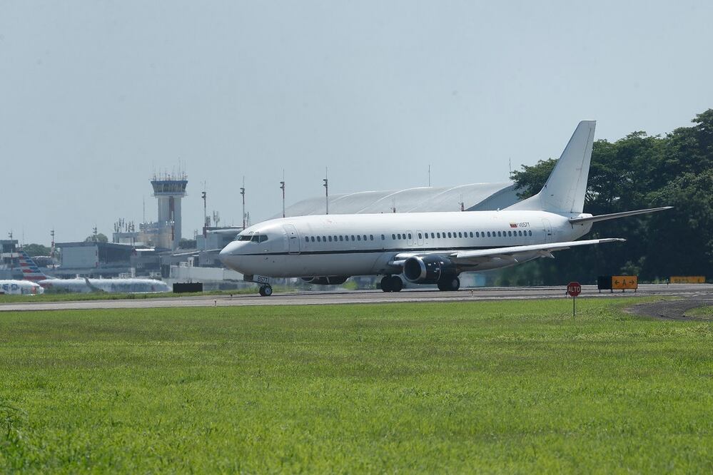 El  avión que transporta a venezolanos detenidos en El Salvador con destino a Venezuela este viernes, en el aeropuerto Internacional San Oscar Romero en San Luis Talpa. FOTO: RODRIGO SURA. EFE