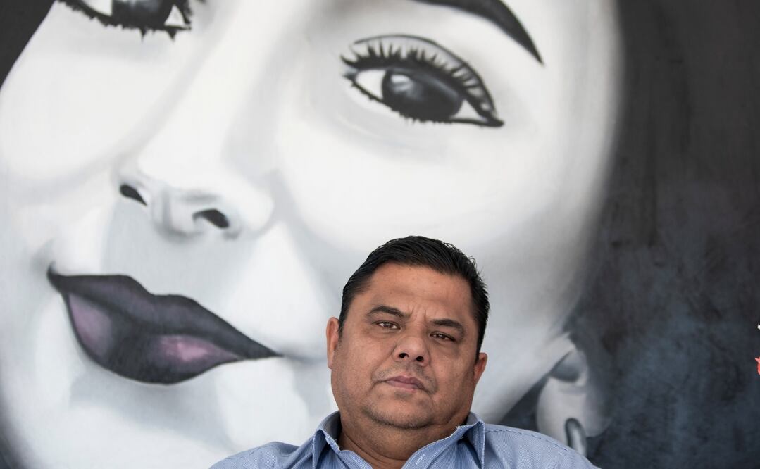 Mario Escobar, padre de Debanhi Susana Escobar Bazaldúa, visita la capilla donde descansan los restos de su hija. Foto: EFE