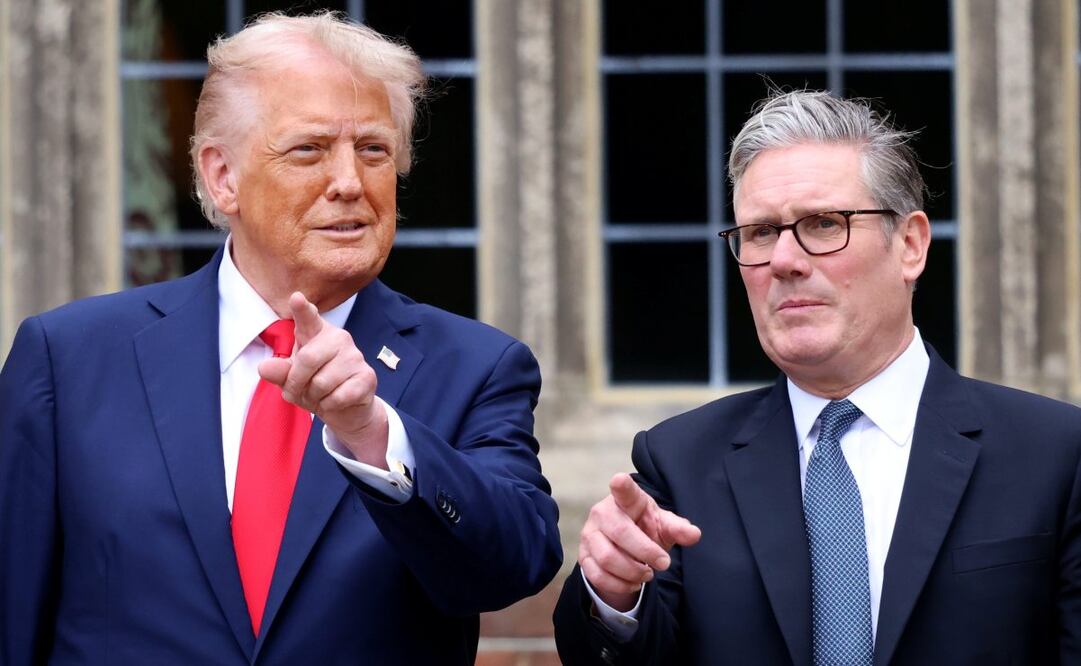El presidente de Estados Unidos, Donald Trump (izq.), junto al primer ministro británico, Sir Keir Starmer (der.), observan una exhibición aérea de los Diablos Rojos en Chequers, Buckinghamshire, Reino Unido, el 18 de septiembre de 2025. El presidente Trump se encuentra en su segunda visita de Estado al Reino Unido, donde se reunió con el rey y se reunirá con el primer ministro. Foto: EFE