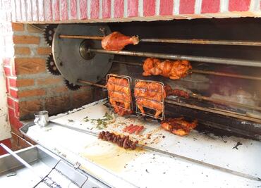 Diputada pide "coperacha" para pollos rostizados; solicita depósito a su cuenta