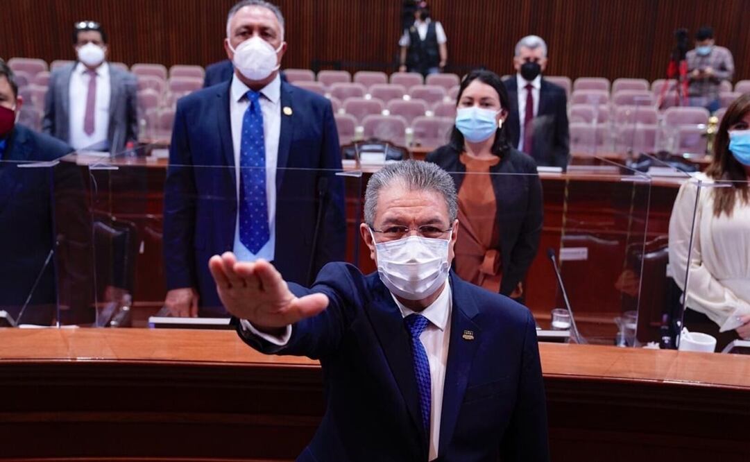 La presidenta de la mesa directiva, diputada del Partido Acción Nacional, Roxana Rubio Valdez, le tomó la protesta de ley al ombudsman. Foto: Especial