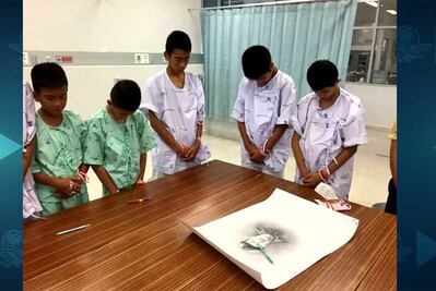 Niños tailandeses honran a buzo que murió durante operativo de rescate