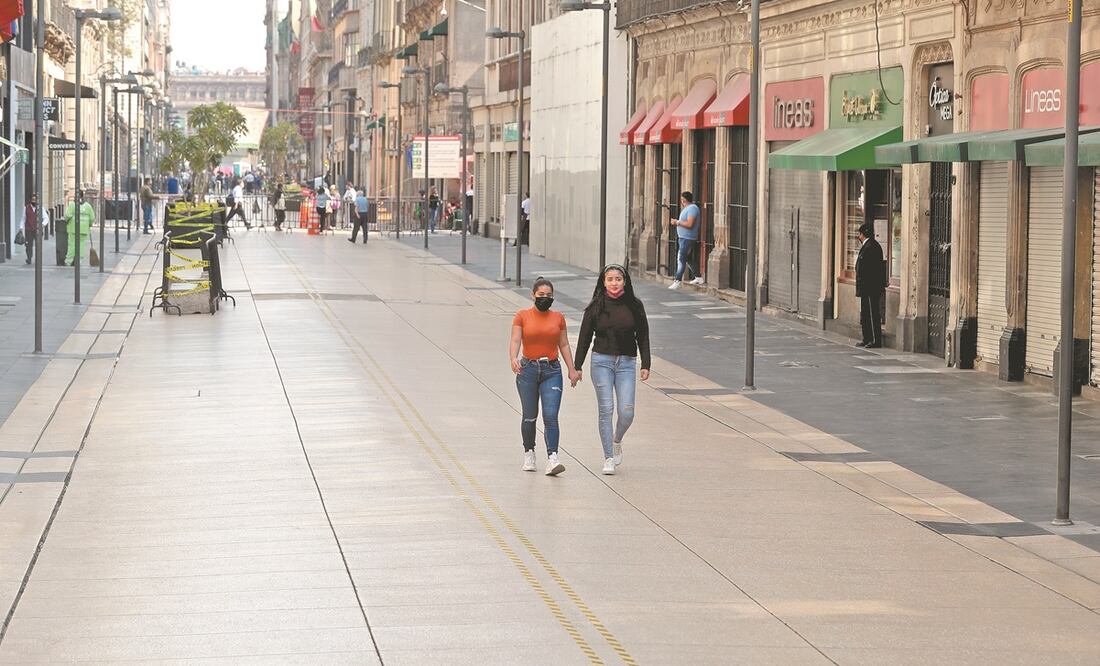 Alguna calles del Centro Histórico, como Madero, lucen vacías y con los comercios cerrados, para evitar aglomeraciones. Foto: Juan Boites. EL UNIVERSAL
