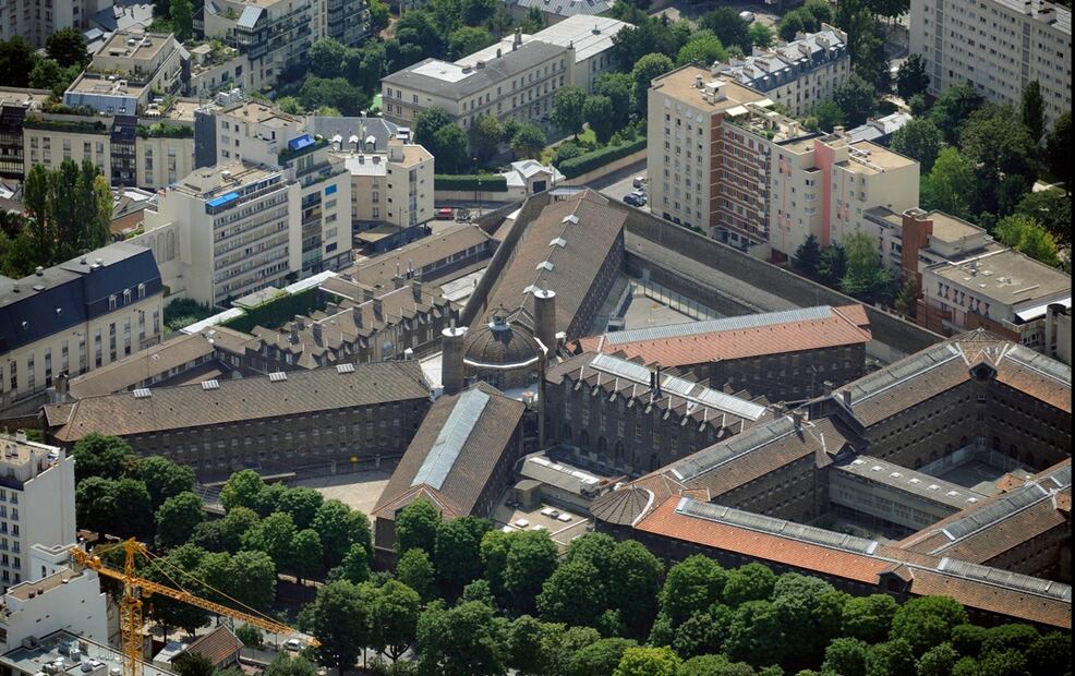 Inaugurada en 1867, La Santé es una de las tres principales prisiones del área de París, y la única intramuros en la capital francesa. Imagen aérea tomada el 20 de julio de 2010 muestra la Maison d'arret de la Sante (la prisión de Santé). Foto: archivo AFP