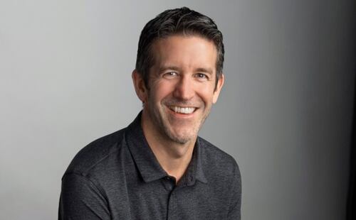 ¿Quién es John Ternus, el nuevo CEO de Apple?