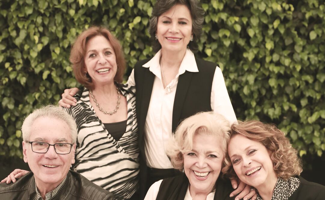 Al frente: Otto Sirgo, Irina Areu y Silvia Mariscal; atrás: Raquel Pankowsky y Patricia Reyes. FOTO: ALEJANDRA LEYVA. EL UNIVERSAL