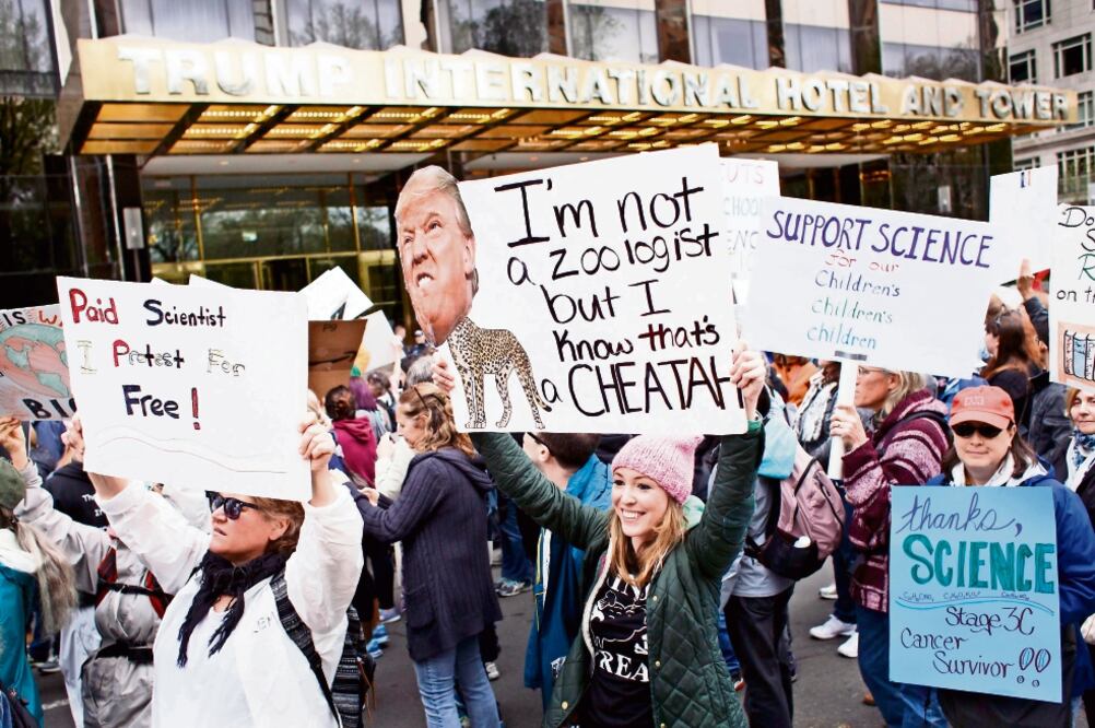 Ciudadanos protestaron ayer frente al Trump Hotel, durante la “Marcha de la Ciencia”, en la ciudad de Nueva York, en Estados Unidos. (JUSTIN LANE. EFE)