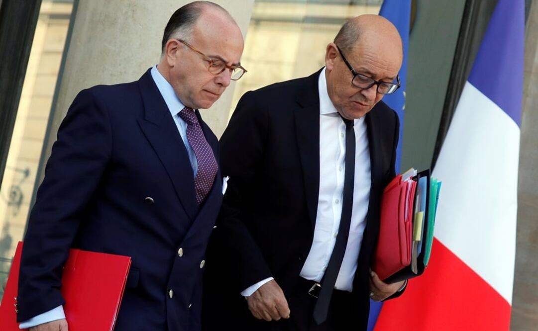 Los ministros de Defensa, Jean-Yves Le Drian, y del Interior, Bernard Cazeneuve, presentaron el decreto (Foto: Reuters)
