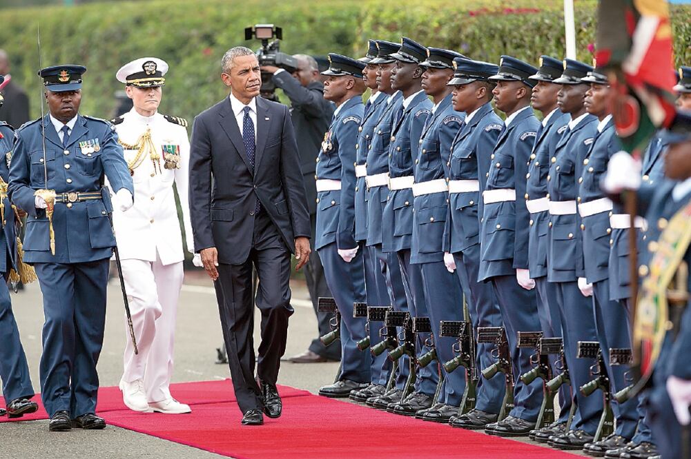 El mandatario estadounidense Barack Obama pasa revista a una guardia de honor en Nairobi, tras su llegada a Kenia. (BEN CURTIS. AP)