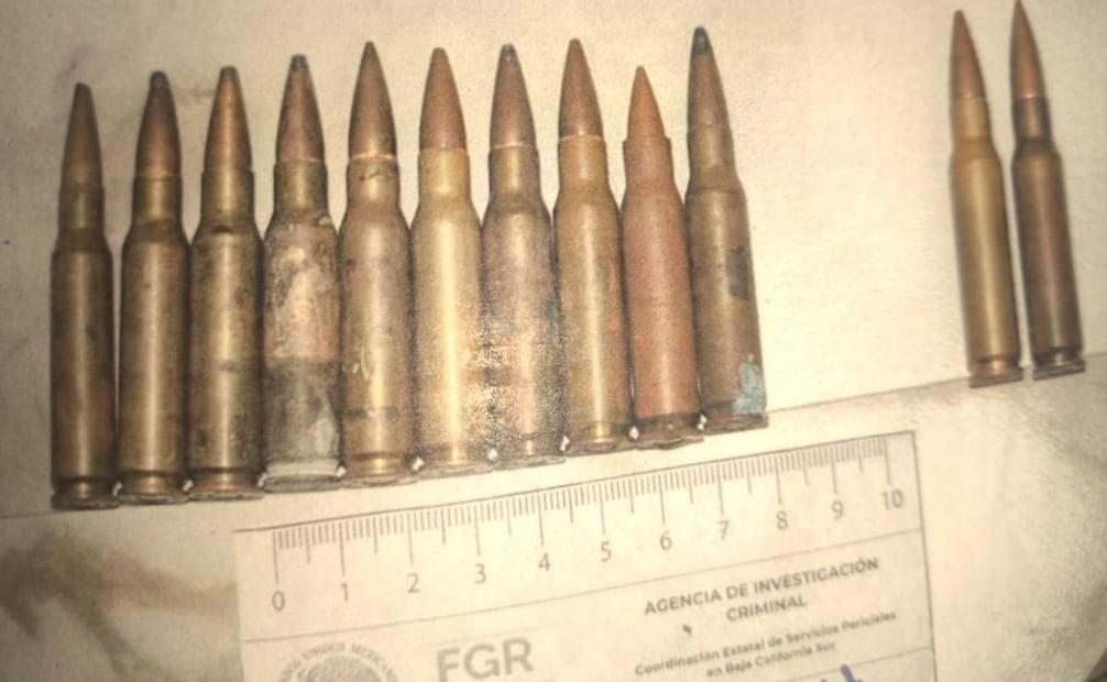 Catean predio en La Paz, BCS, por extracción ilegal; aseguran armas, maquinaria y detienen a dos personas.
Foto: Especial.