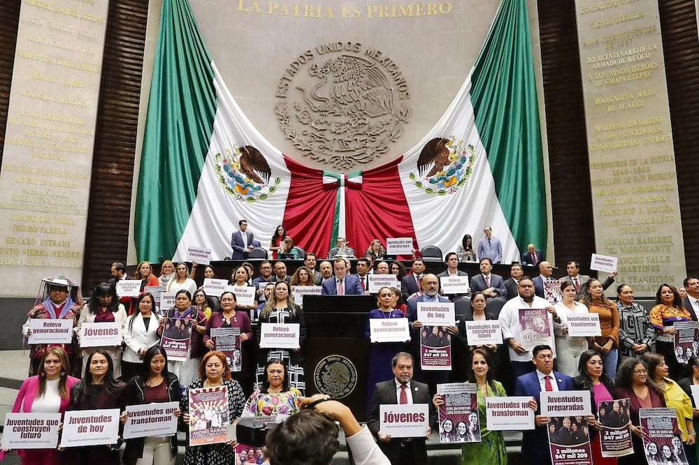 El pleno de la Cámara de Diputados aprobó ayer por unanimidad una reforma al artículo 123 de la Carta Magna para elevar a rango constitucional el programa Jóvenes Construyendo el Futuro. Foto Especial