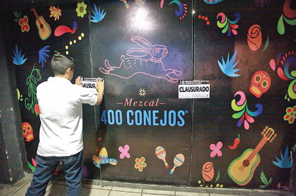 Autoridades del gobierno municipal clausuraron tres negocios que funcionaban sin los permisos correspondientes en la capital morelense (ESPECIAL)