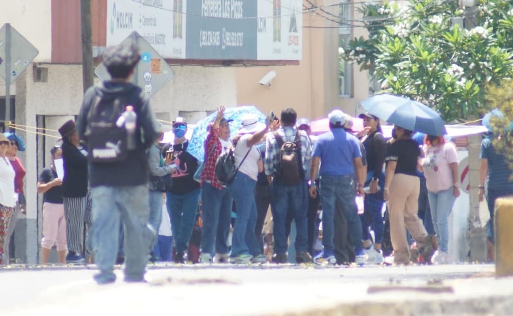 Trabajadores de la Sección 22 del SNTE agreden por segunda ocasión al fotoperiodista Adrián Gaytán; presentará denuncia ante la FGR.
Foto: Edwin Hernández