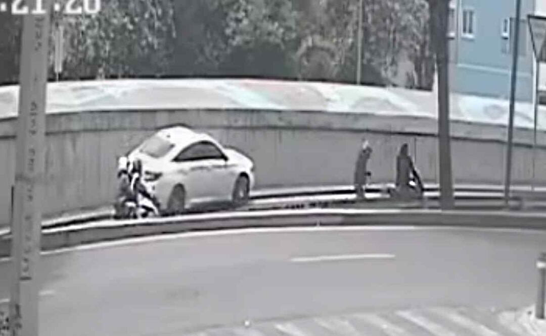 Momento exacto en que motosicarios atacan a dos personas de origen Indio Foto: Especial/EL UNIVERSAL