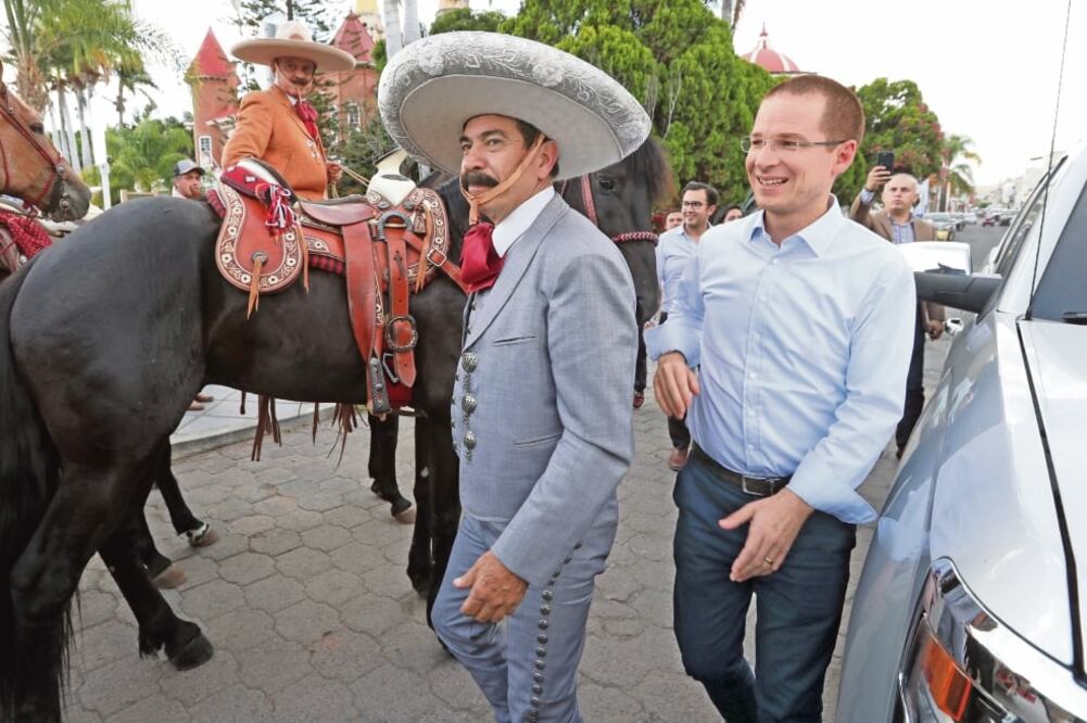 El candidato del Frente, Ricardo Anaya (der.), fue recibido por dos charros y sus caballos a su llegada a un mitin en Chihuahua. Foto: ARIEL OJEDA. EL UNIVERSAL