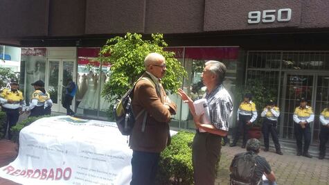 Protestan frente a las instalaciones de la Coparmex