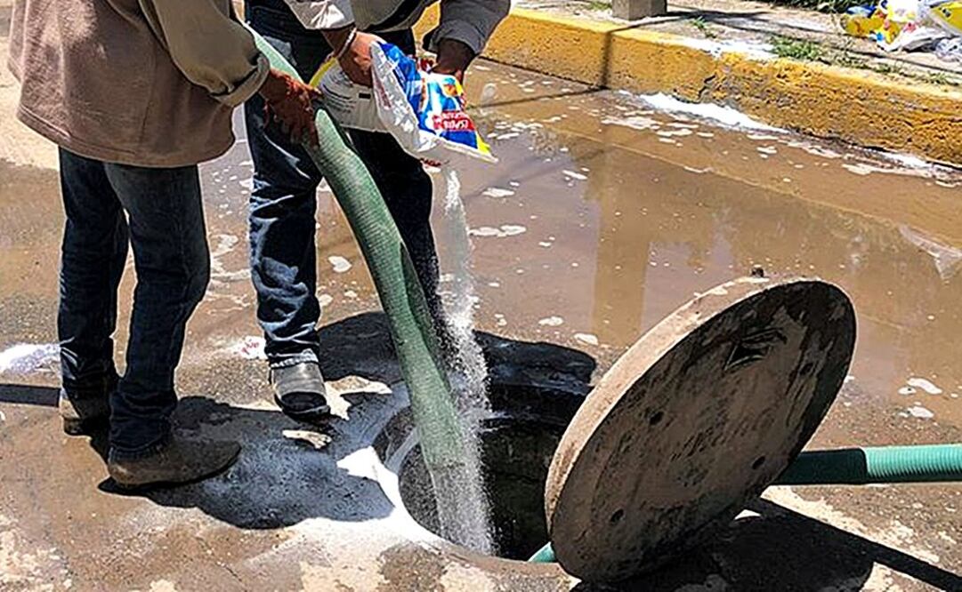 Se informó que por la tarde concluyeron los trabajos de limpieza y saneamiento del drenaje y calles aledañas, donde ocurrió el derrame del combustible. Foto: Juan Manuel Barrera / EL UNIVERSAL