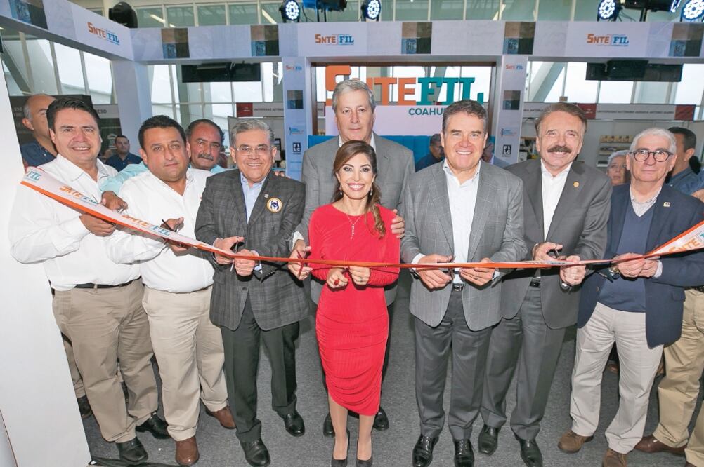 Juan Díaz de la Torre, presidente del SNTE, acudió a la inauguración de la Feria Internacional de Libro y se reunió con sus compañeros de las secciones 5, 35 y 38. (Archivo/El Universal)