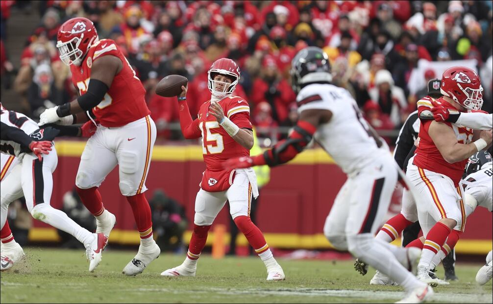 El quarterback de los Chiefs de Kansas City, Patrick Mahomes (15), lanza durante la primera mitad de un partido de playoffs de la AFC de la NFL contra los Texans de Houston. FOTO: AP