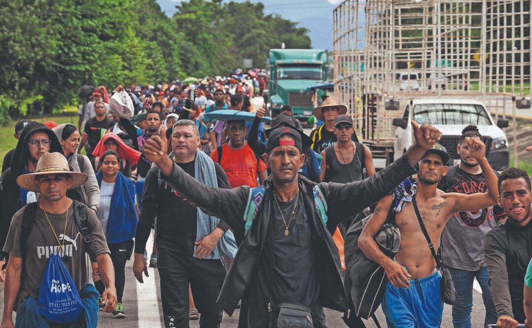 Migrantes de varias nacionalidades avanzaron ayer por Huixtla, Chiapas, en su ruta hacia el norte del país, desde donde planean cruzar a Estados Unidos. Foto: de ISAAC GUZMÁN. AFP