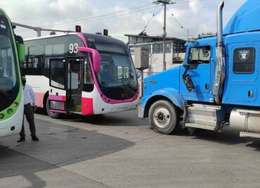 Choca tráiler contra Mexibús de Línea 1 en avenida Central; hay 10 heridos