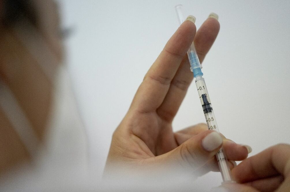 Preparado de Pfizer contra el Covid-19. Foto: AP