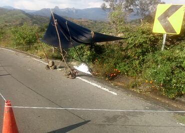 Localizan cadáver de hombre en una carretera de Edomex