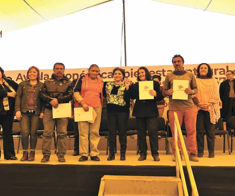 La alcaldesa Clara Brugada entregó tarjetas de ayuda económica a 4 mil 938 personas en un evento realizado en el deportivo Santa Cruz Meyehualco. Foto/ESPECIAL