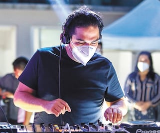 De alcalde a DJ: lleva música a familias en confinamiento 