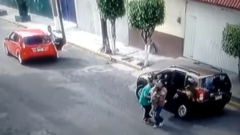 Mujer rescata a sus bebés durante robo de camioneta