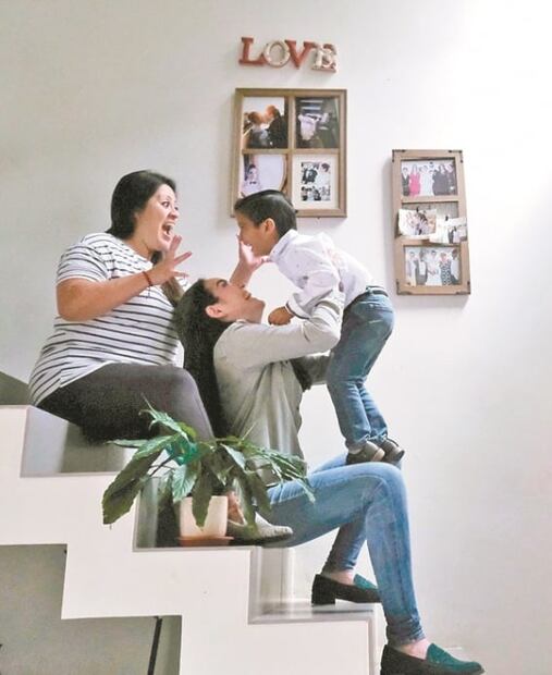 Tras 2 años y medio para adoptarlo, Ricardo tiene por fin sus dos mamás