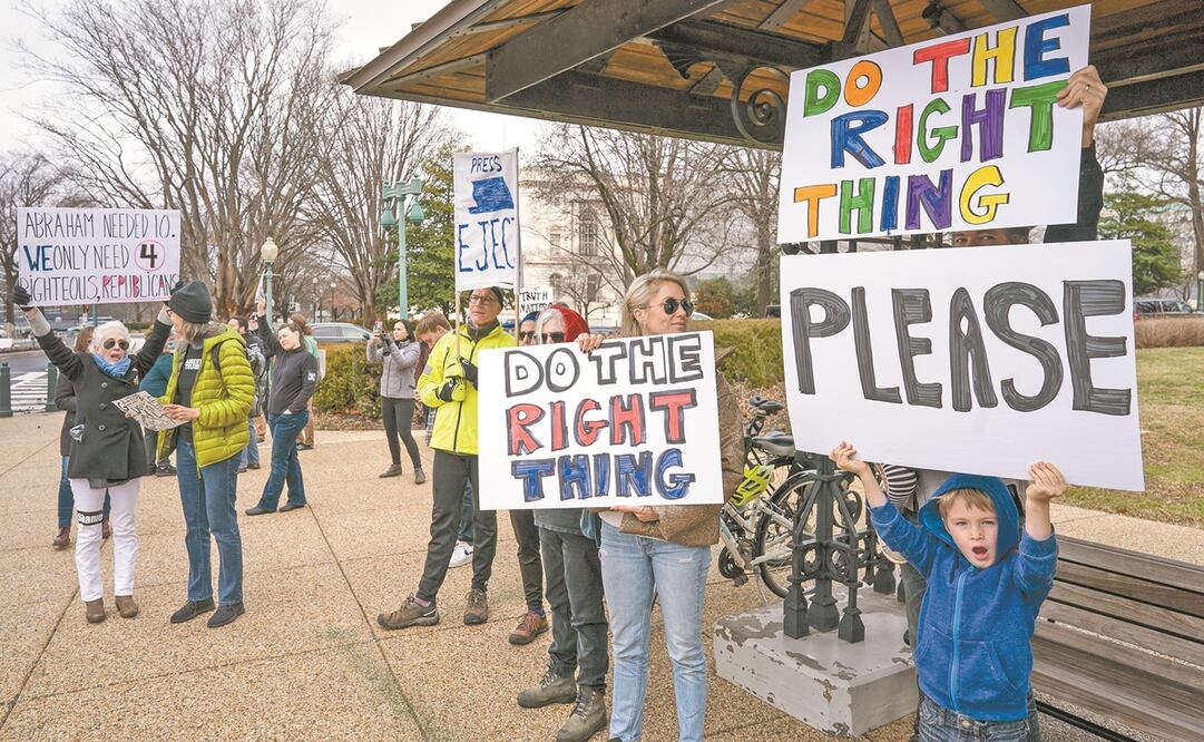 El juicio político contra el mandatario estadounidense, Donald Trump, atrajo a un pequeño grupo ayer, afuera del Capitolio en Washington. El alegato de la defensa se retomará el lunes. Foto: J. SCOTT APPLEWHITE. AP