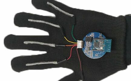 Este guante traduce el lenguaje de señas a texto en tiempo real
