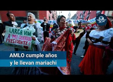 Simpatizantes van a Palacio Nacional a cantarle las mañanitas