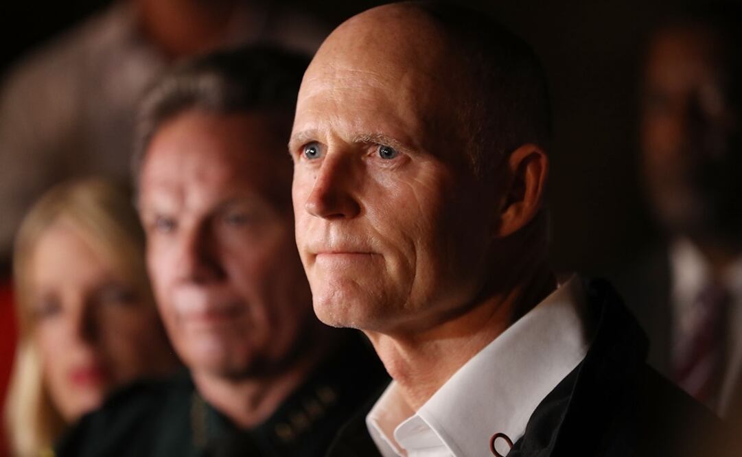 El gobernador de Florida, Estados Unidos, Rick Scott, durante su visita a la escuela secundaria Marjory Stoneman Douglas de la ciudad de Parkland (Foto: AFP)